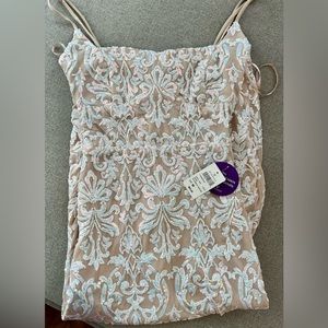 ✨BRAND NEW W/ TAGS WINDSOR MID LENGTH TAN/WHITE SPARKLE DRESS SIZE M✨